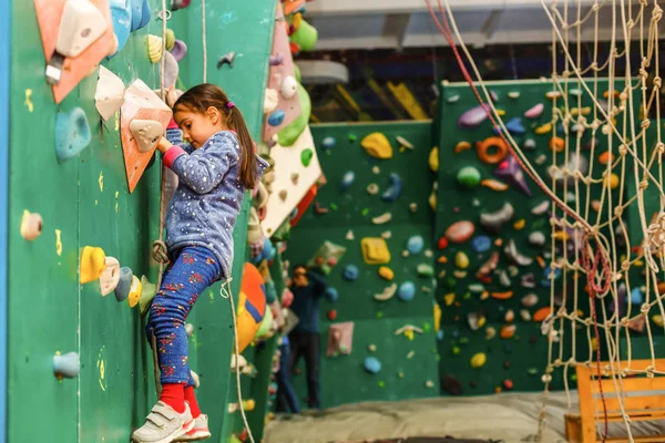 Menina Alpinista Parque Lazer Com Parede Escalada — Fotografia de Stock