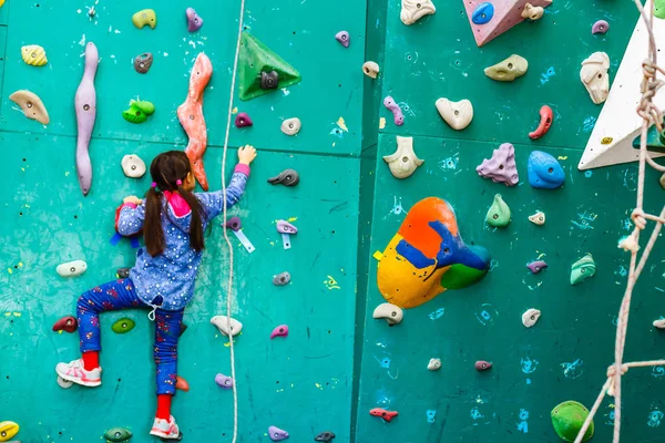 Little Girl Climber Leisure Park Climbing Wall — Stock Photo, Image