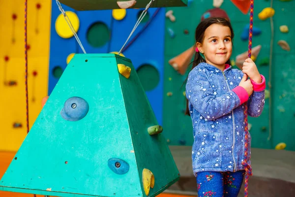 Klein Meisje Klimmer Recreatiepark Met Klimwand — Stockfoto