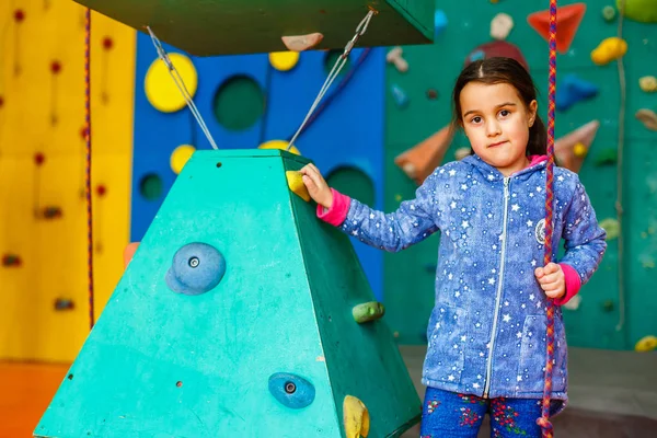 Klein Meisje Klimmer Recreatiepark Met Klimwand — Stockfoto