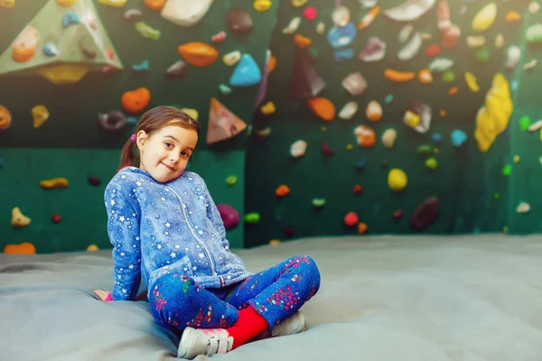 Menina Alpinista Parque Lazer Com Parede Escalada — Fotografia de Stock