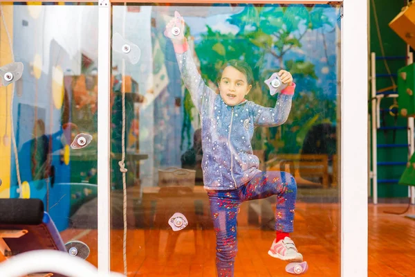 Little Girl Climber Leisure Park Climbing Wall — Stock Photo, Image