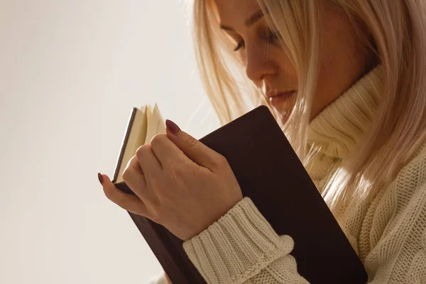 Ženský Ruce Modlí Bohu Biblí Ženská Modlete Požehnání Boha Aby — Stock fotografie