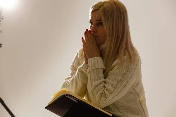 Las Manos Mujer Rezando Dios Con Biblia Mujer Reza Por —  Fotos de Stock