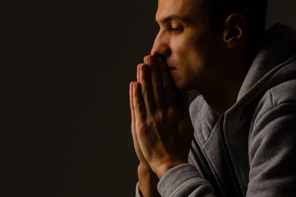 Jovem Religioso Orando Deus Fundo Escuro Efeito Preto Branco — Fotografia de Stock