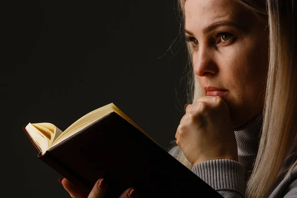 Menina Religiosa Orando Fundo Cor — Fotografia de Stock