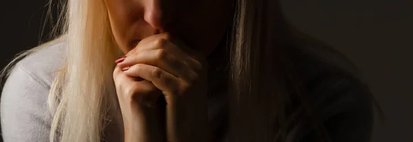 Religiöses Mädchen Betet Auf Farbigem Hintergrund — Stockfoto