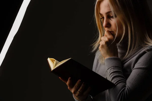 Religious Girl Praying Color Background — Stock Photo, Image