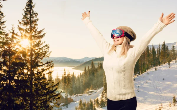 一个戴着滑雪眼镜的快乐小女孩的画像 — 图库照片
