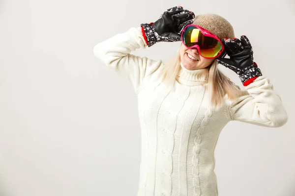 Retrato Uma Menina Feliz Usando Óculos Esqui — Fotografia de Stock