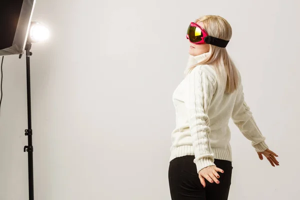 Porträt Eines Glücklichen Jungen Mädchens Mit Skibrille — Stockfoto