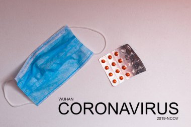 Romantik Coronavirus Hastalığı 2019-NCoV. Bir sürü hap ve steteskop..