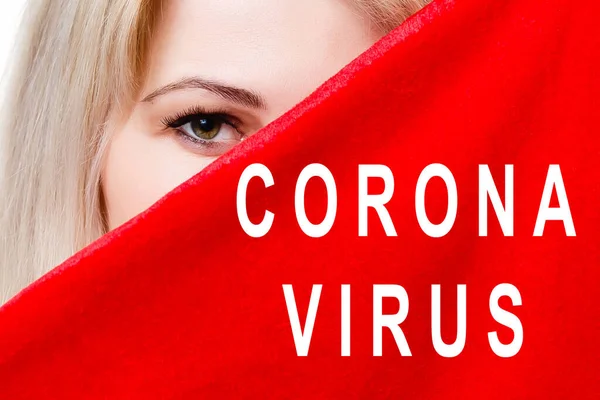 新しいコロナウイルス2019の概念 美しいアジア系の女の子は 彼女が中国に行ったときにコロナウイルスを取得 アジアの女性は 鼻や鼻水を詰め熱があります 新しいコロナウイルス2019が流行しています コピースペース — ストック写真