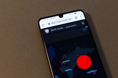 Kyiv, Ukrayna - 3 Şubat 2020: Wuhan Coronavirus 'u gerçek zamanlı olarak takip eden interaktif harita.