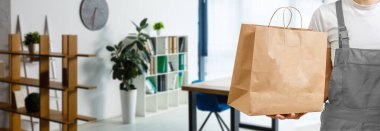 Genç adam kapı müşteride gıda sunma