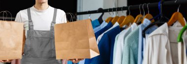 dağıtım, posta ve insan konsepti - tek kullanımlık kağıt torba içinde müşteriye yemek getiren mutlu bir adam