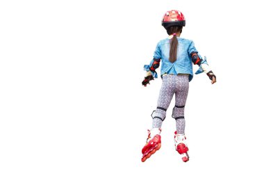 Beyaz arka planda paten giyen tatlı bir kız.