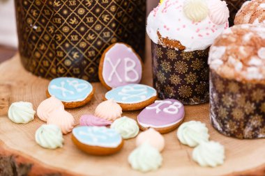 Paskalya tatlı ekmeği Ortodoks kulich, paska, söğüt dalları. Gri ahşap arka planda Paskalya renkli yumurtalar. Tatil kahvaltısı. Paskalya Palm Pazarı. Metin için boşluk.