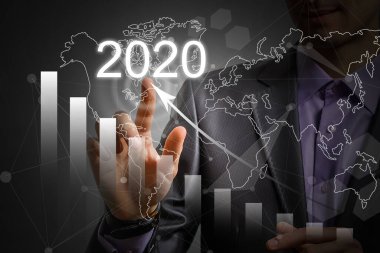 Parlak 2020 yıllık rakamlar ve kara arka planda insanın elinin üstündeki şebeke. Yeni 2020 yılı teknoloji konsepti.