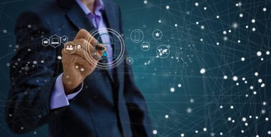 Güvenlik ve Sigorta Veri Endüstrisi 4 Konsepti. İşçi sanal ekranda kalkan kilidi simgesine dokundu. Endüstriyel güvenlik, akıllı imalat koruma teknolojisi entegrasyonu.