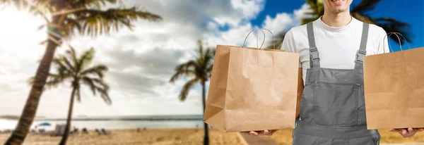 Joven Sosteniendo Una Bolsa Papel Cerca Camiseta Fondo Gris Claro — Foto de Stock