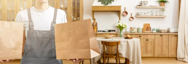 Giovane Uomo Che Consegna Cibo Cliente Alla Porta — Foto Stock