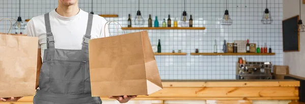 Delivery Mail Και Άνθρωποι Έννοια Ευτυχισμένος Άνθρωπος Παράδοση Τροφίμων Σακούλα — Φωτογραφία Αρχείου