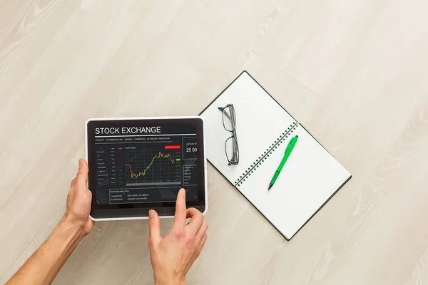 Konzeptionelle Handschrift Auf Einem Laptop Mit Diagrammen Der Finanzkrise — Stockfoto