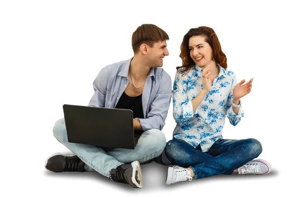 Een Stel Met Een Laptop Knuffelen Glimlachen Geïsoleerd Witte Achtergrond — Stockfoto