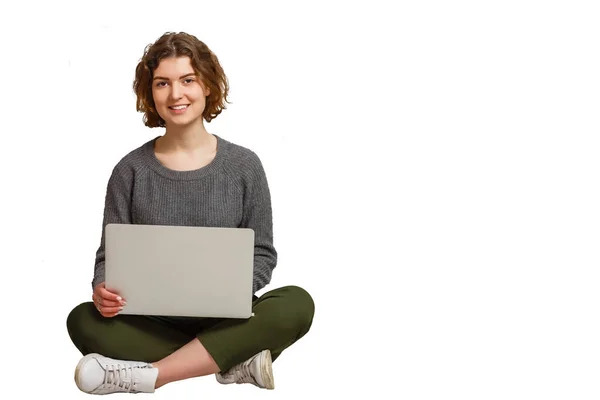 Mulher Trabalhando Laptop Isolado Sobre Fundo Branco — Fotografia de Stock