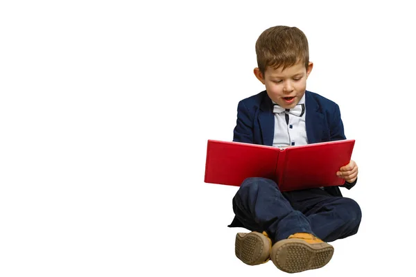 Beyaz Arka Planda Izole Edilmiş Kitapları Olan Mutlu Küçük Çocuk — Stok fotoğraf