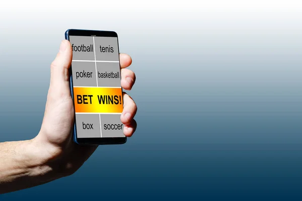 携帯電話のギャンブルモバイルアプリケーションを使用して賭けをする男性の手のクロップショットを閉じます 男は試合を見てサッカーオンライン放送上の彼のラップトップ待っています勝つ結果 — ストック写真