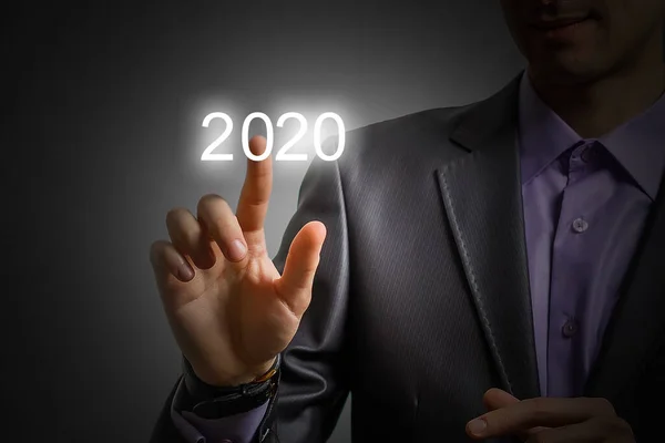 グラデーションライトブルーの背景に2020年を押すビジネスマンがビジネスフラットアイコンを立ち上げ ビジネスハッピーニューイヤーカバーコンセプト — ストック写真