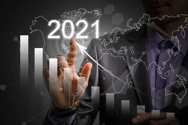 Ręka Człowieka Wskazuje Wykres Sukcesu 2021 Roku Rozwijająca Się Koncepcja — Zdjęcie stockowe