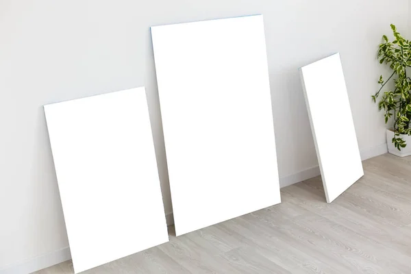 Mockup foto lienzo en el interior. Lienzo vacío para el diseño. Muro de ladrillo blanco sobre fondo . —  Fotos de Stock