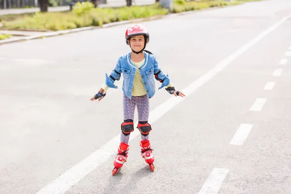 공원에서 롤러스케이트를 탄 어린 소녀 — 스톡 사진
