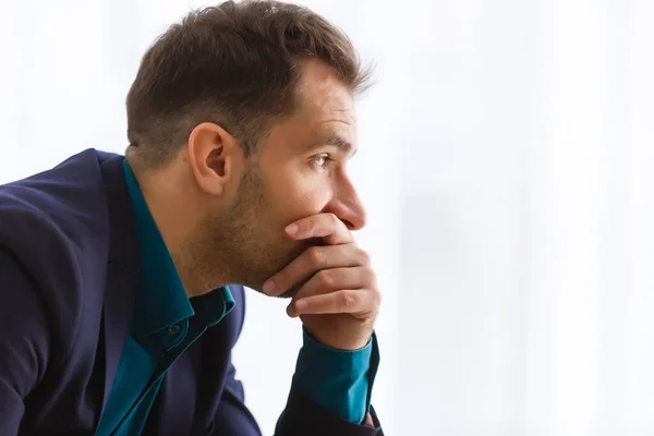 Schöner Geschäftsmann arbeitet im Büro mit Laptop — Stockfoto