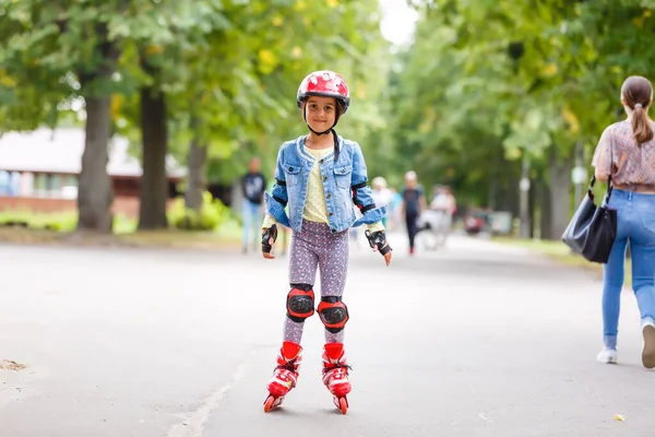 공원에서 롤러스케이트를 탄 어린 소녀 — 스톡 사진