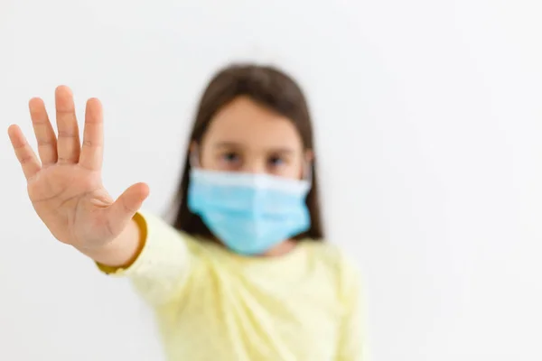 Κοριτσάκι φορούν μάσκα σε λευκό φόντο, ένα κορίτσι που φοράει ιατρική μάσκα προστασίας covid-19 ή coronavirus από μολυσμένο πρόσωπο, στέμμα προστατεύεται Βοήθεια προστασία Για τον κόσμο και οι άνθρωποι σταματούν την προειδοποίηση του ιού — Φωτογραφία Αρχείου