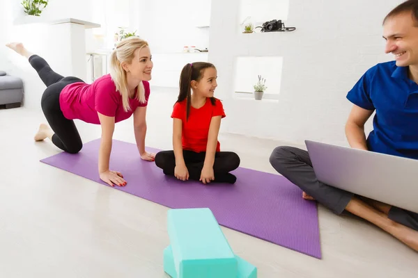 Famiglia madre e figlia sono impegnati in fitness, yoga, esercizio a casa — Foto Stock