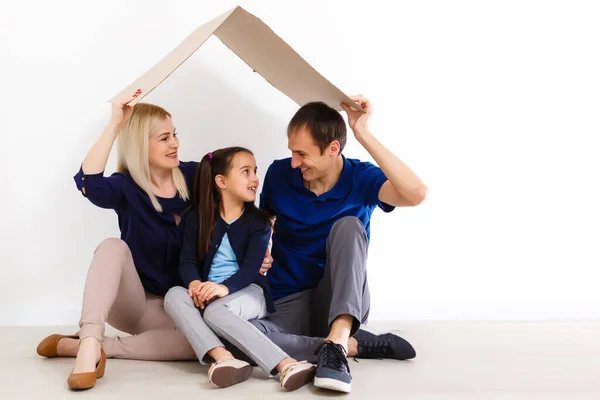 Concept huisvesting van een jong gezin. moeder vader en kinderen in een nieuw huis — Stockfoto