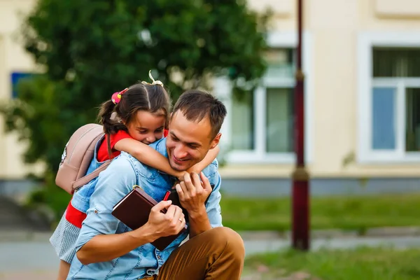 Der erste Schultag. Vater führt kleines Schulmädchen in die erste Klasse — Stockfoto