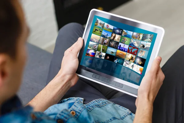 Primer plano de hombre joven jugando videojuego en la tableta PC — Foto de Stock