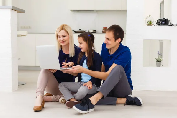 Mãe, pai e filha estudando no laptop. Distanciamento social e auto-isolamento em quarentena — Fotografia de Stock