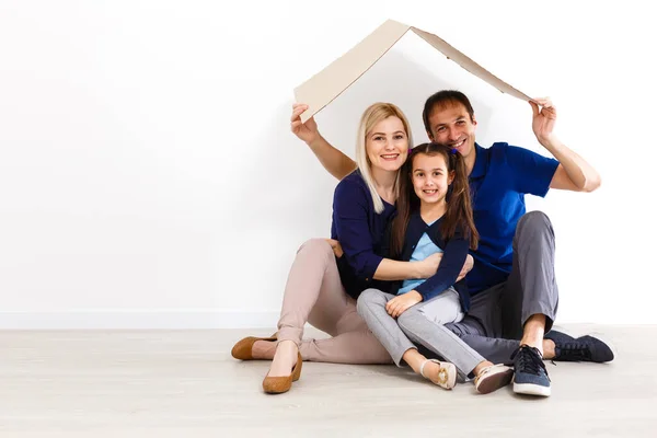 Concept hébergeant une jeune famille. Mère père et enfant dans une nouvelle maison avec un toit — Photo