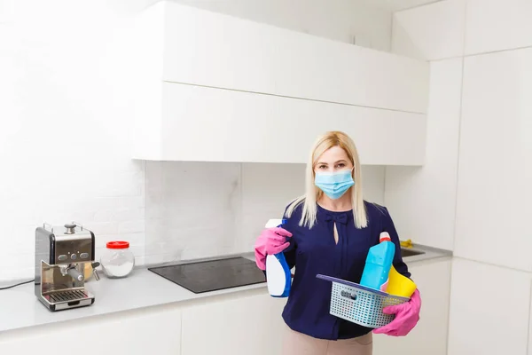 Coronavirus Pandemie. Een desinfector in een beschermend masker spuit desinfecterende middelen in de kamer. Preventie van Coronavirus Ziekte. Milieureiniging en -desinfectie met het Coronavirus Epidemic — Stockfoto