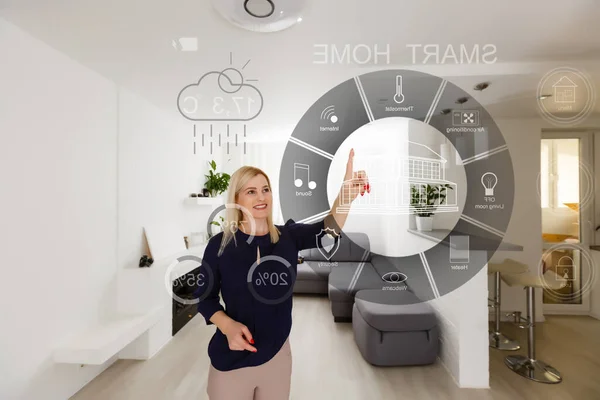 Smart Home Device-Home Management. Женщина нажимает виртуальную кнопку — стоковое фото