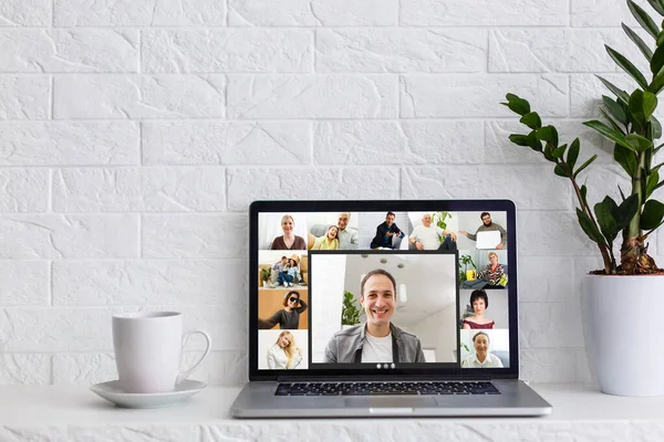 Muchos retratos caras de diversos jóvenes y personas de edad webcam ver, mientras que participan en la videoconferencia en línea de la reunión. Aplicación de videollamada grupal concepto de uso fácil — Foto de Stock