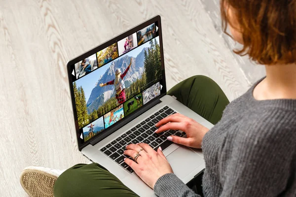 Mulher assistindo vídeo com um laptop. Conceito de assistir vídeo, trabalhando durante uma epidemia de quarentena COVID-19 coronavírus — Fotografia de Stock