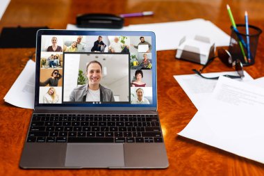 Çevrimiçi video konferansına katılırken, çeşitli genç ve yaşlı insanların webcam görüntülerinin birçok portresi. Grup video uygulaması kolay kullanım kavramı